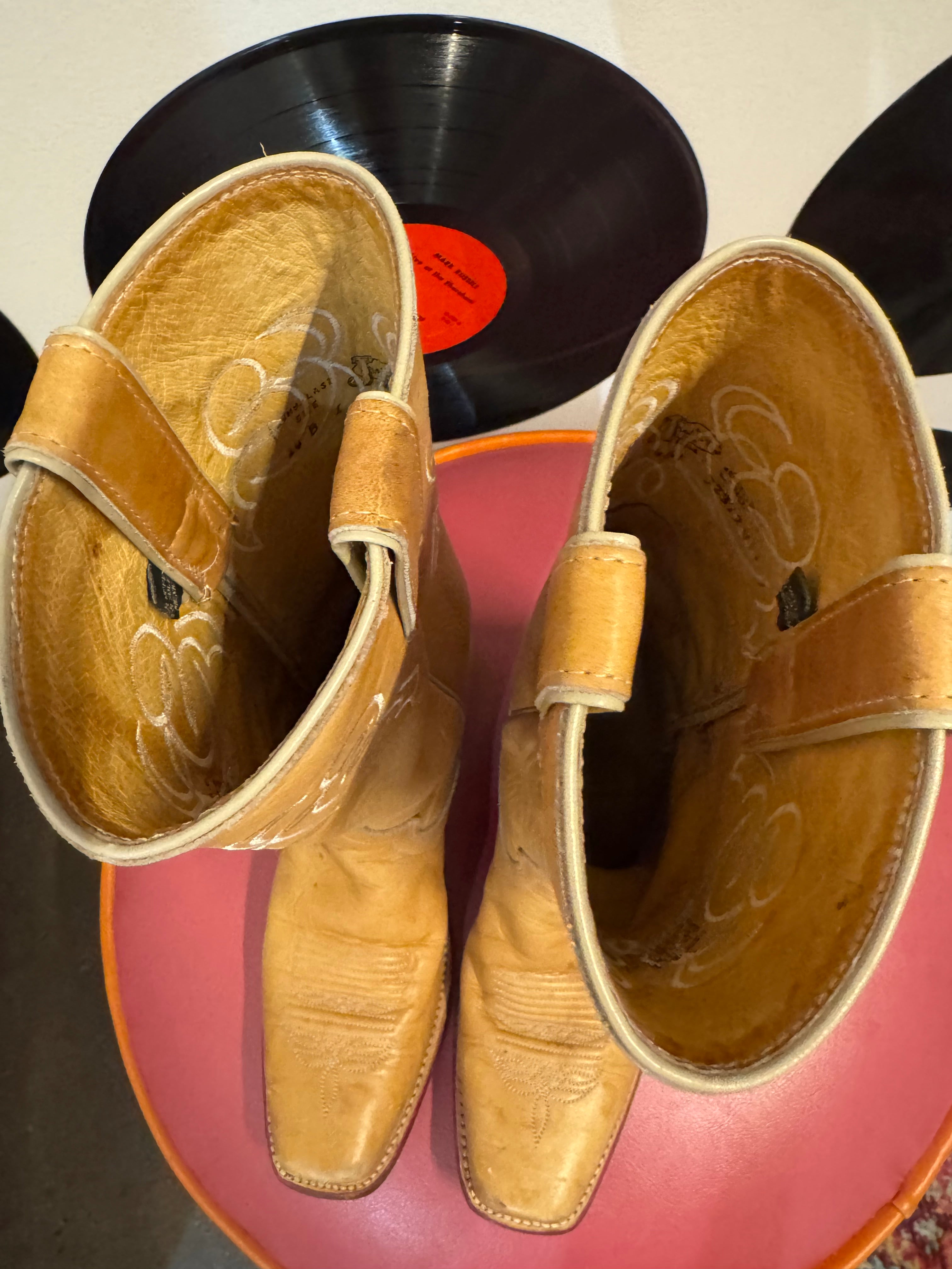 tan justin cowboy boots, 5.5