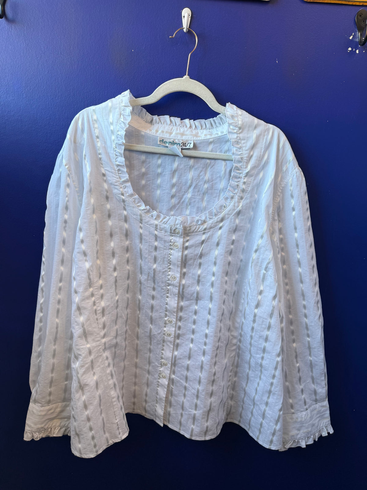 white denim 24/7 stripe blouse w ruffle collar, 32w