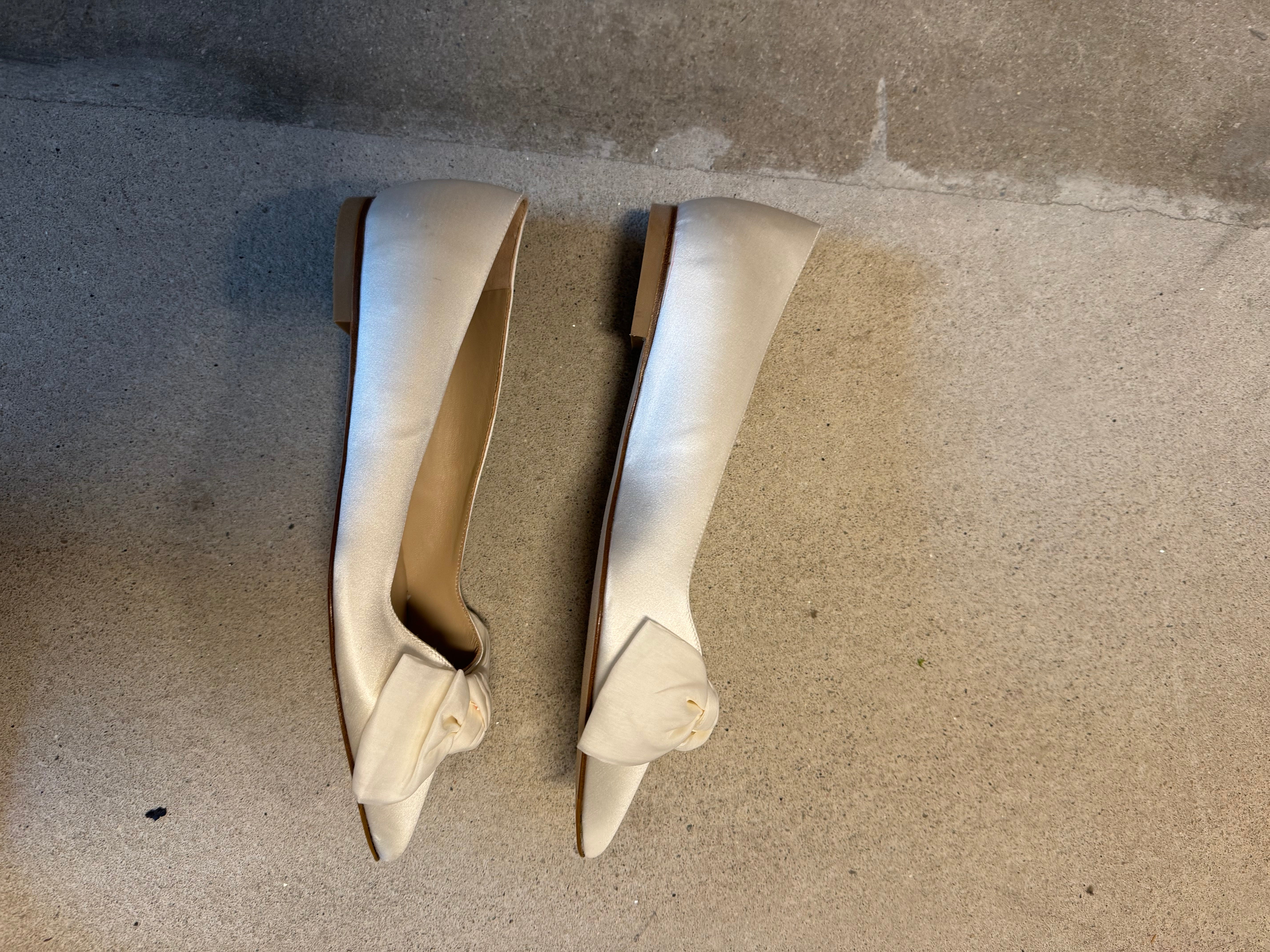White Stuart weitzman pointed flats, 8.5w
