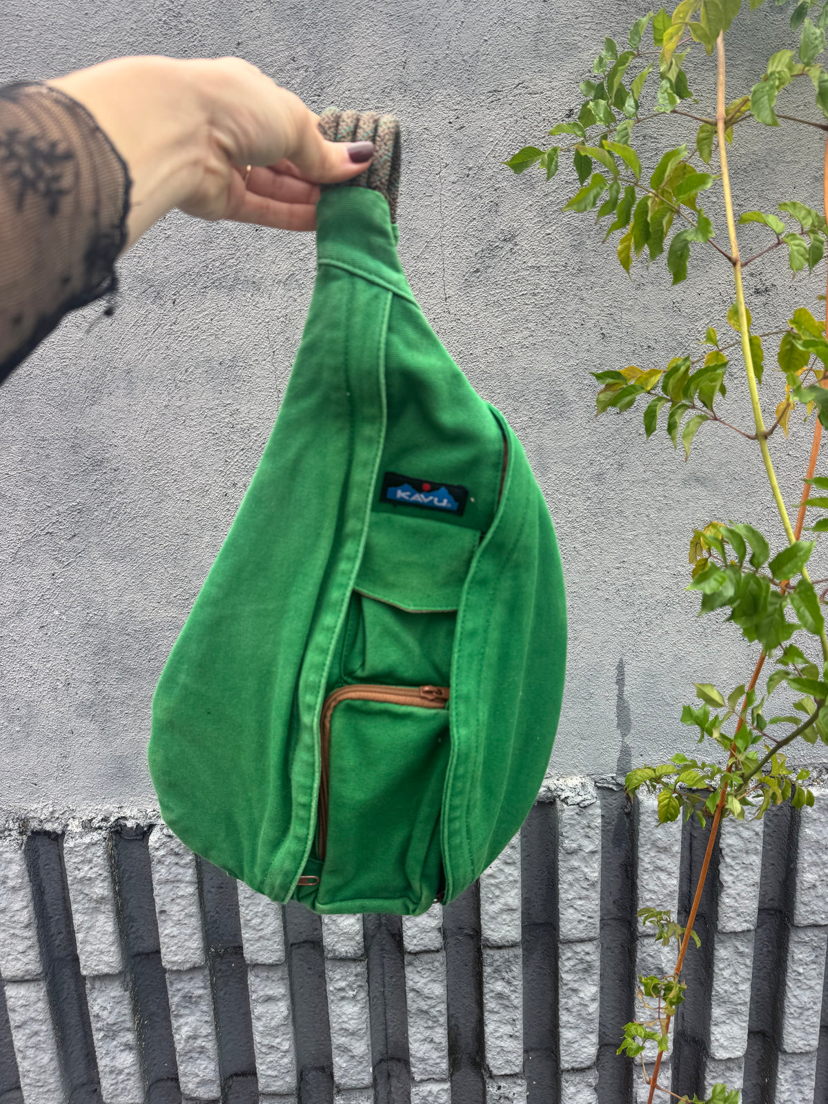 green kavu one shoulder bag