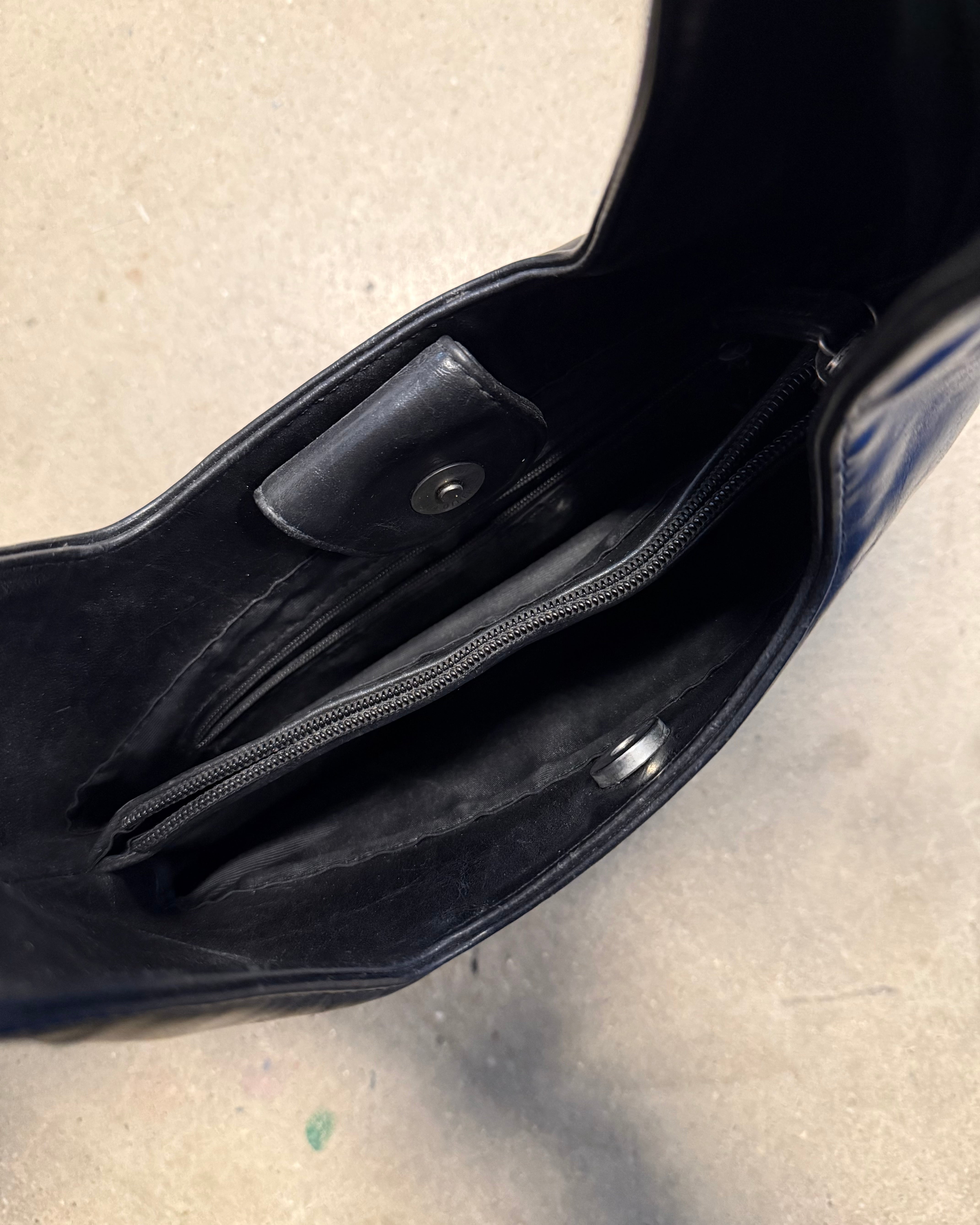 black guess outter stitch handbag