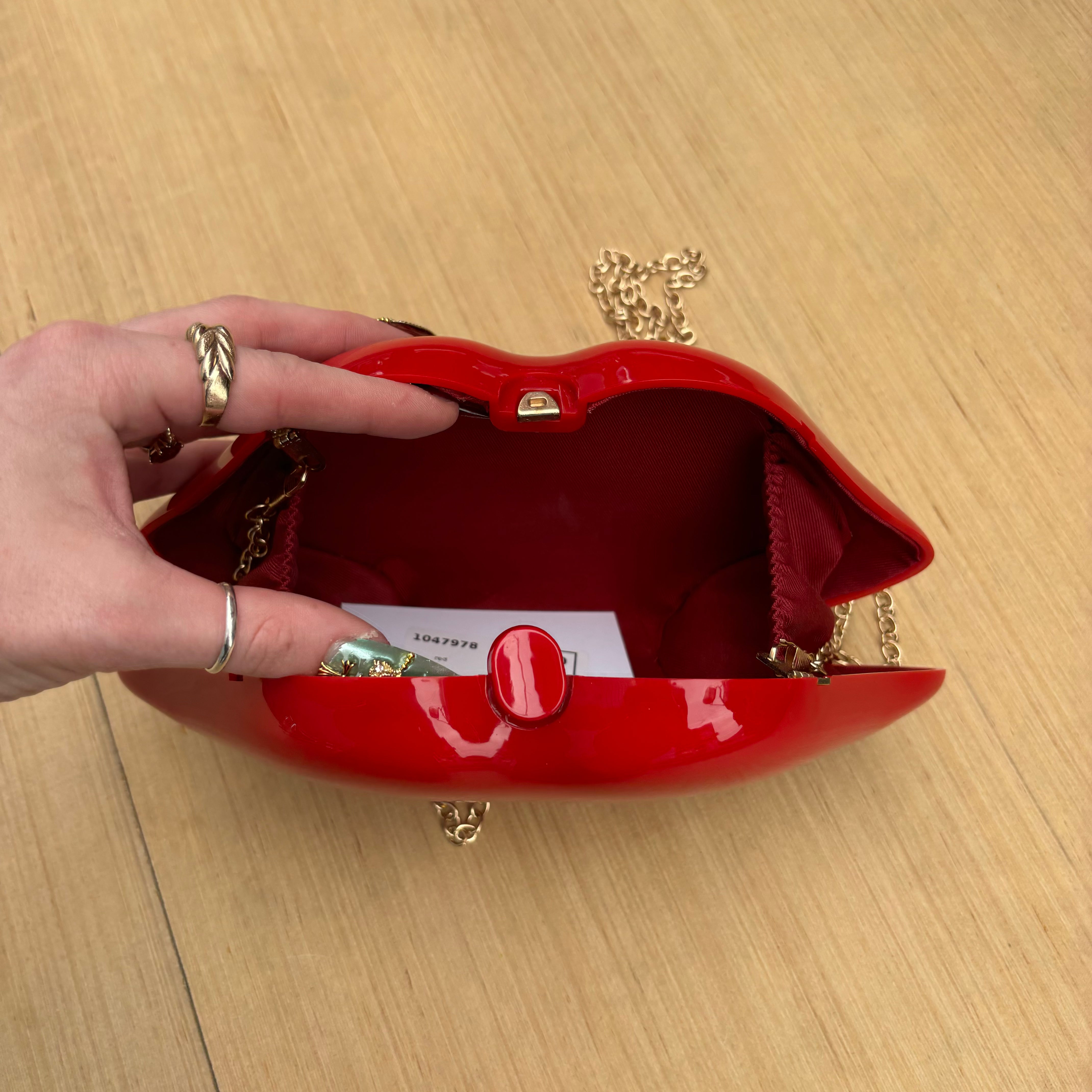 red lip purse