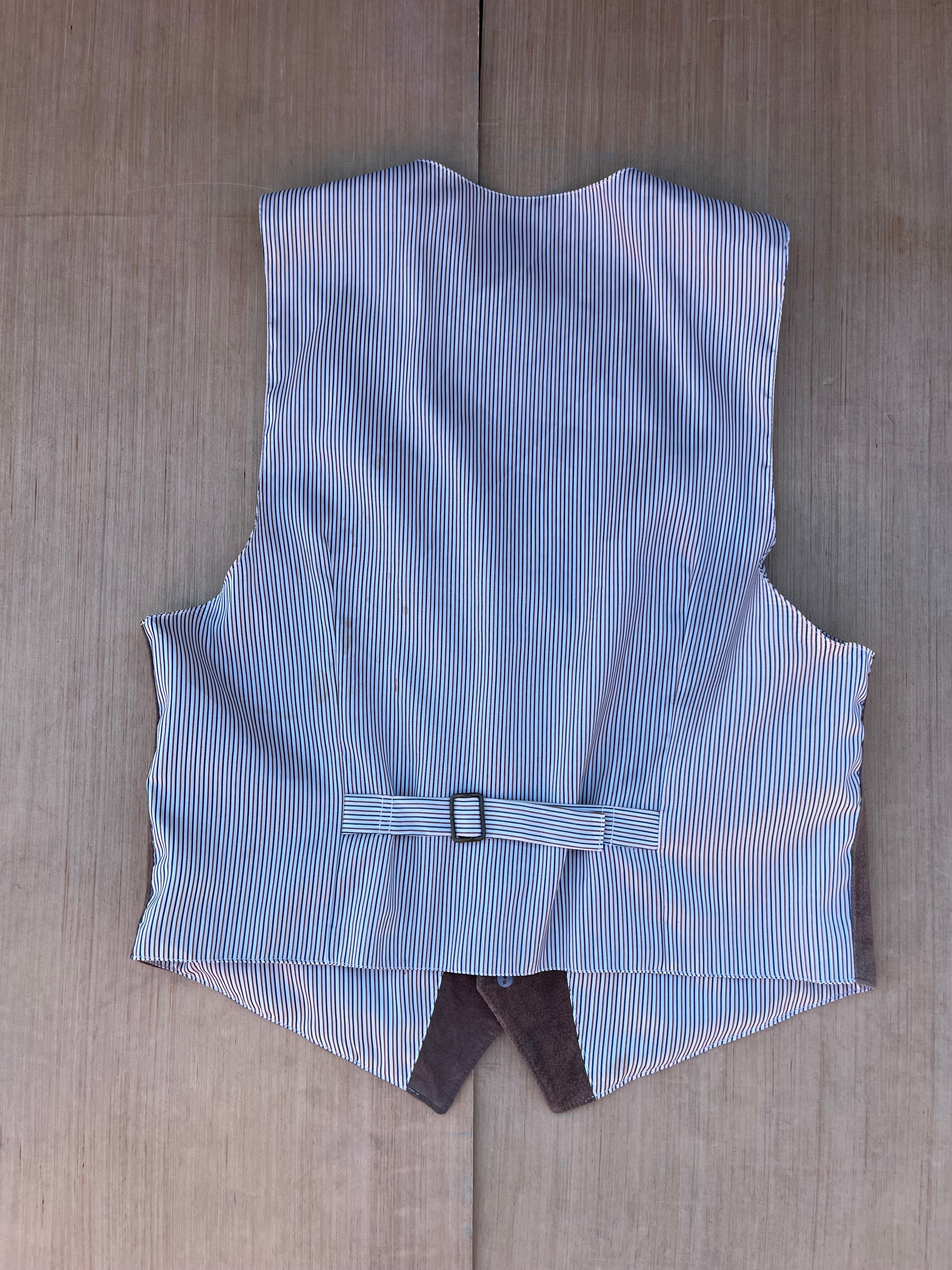 brown hunting horn leather vest, L