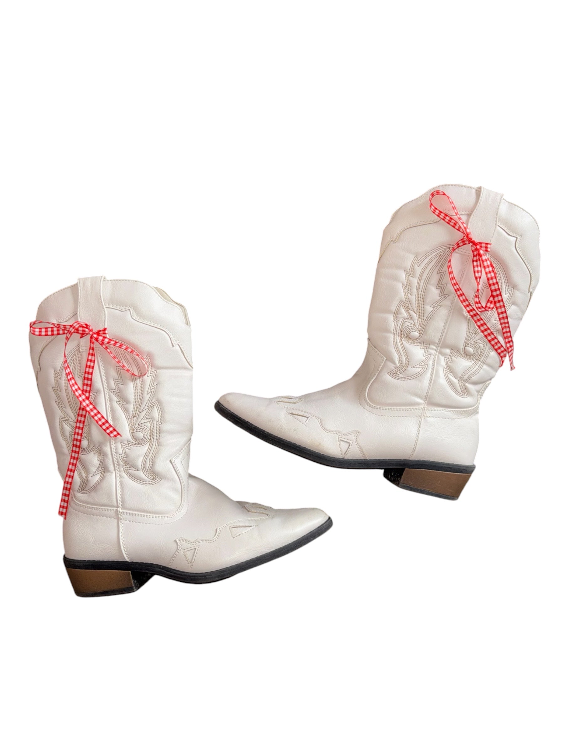 white  cowboy boots w/ ribbon, 9 wide