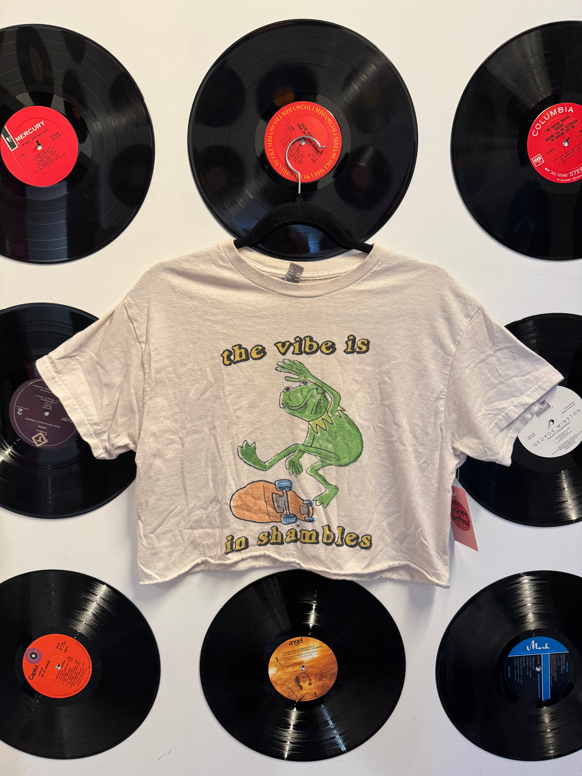 off whtie gildan the vibe is in shambles crop top, m