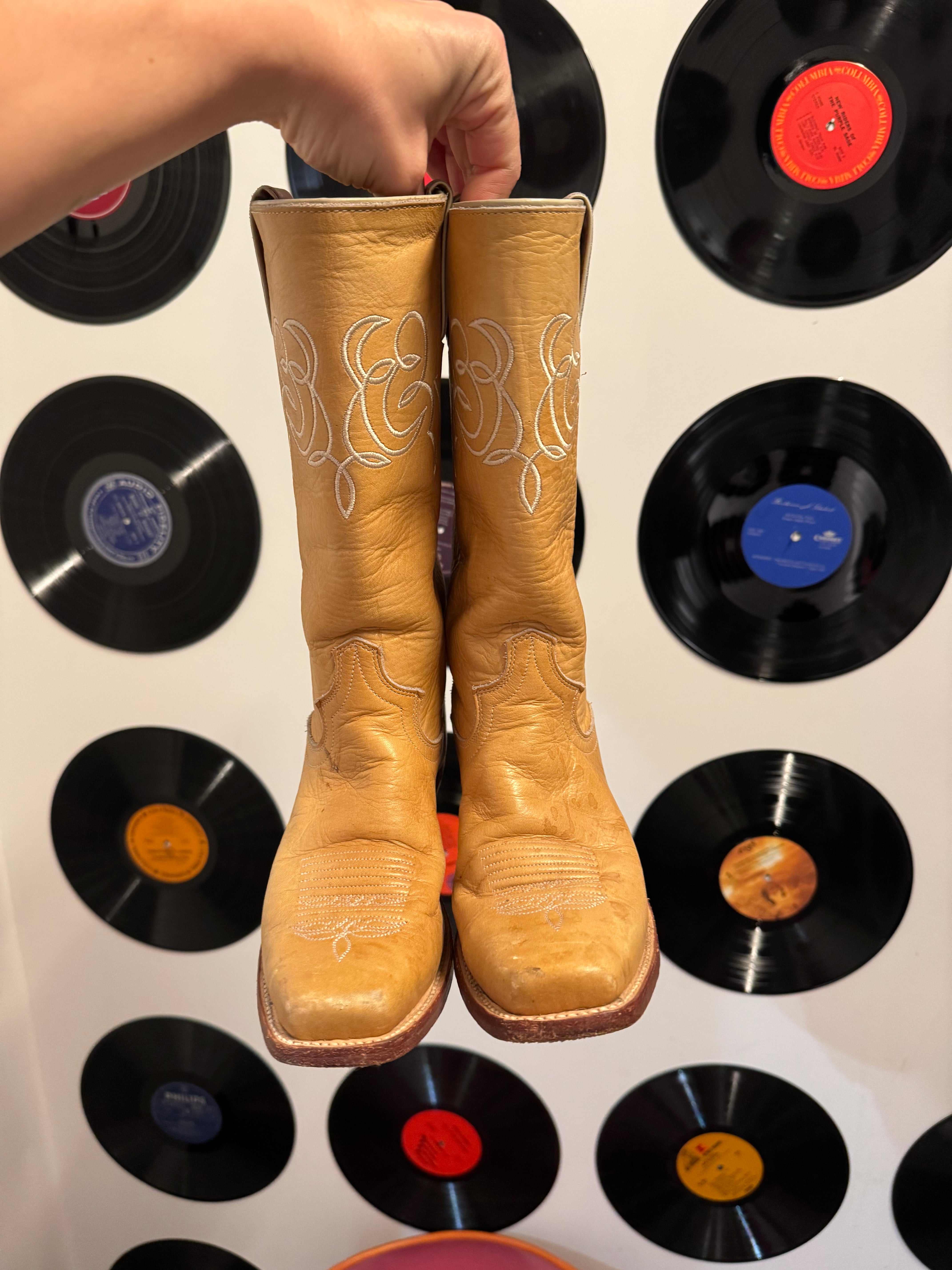 tan justin cowboy boots, 5.5