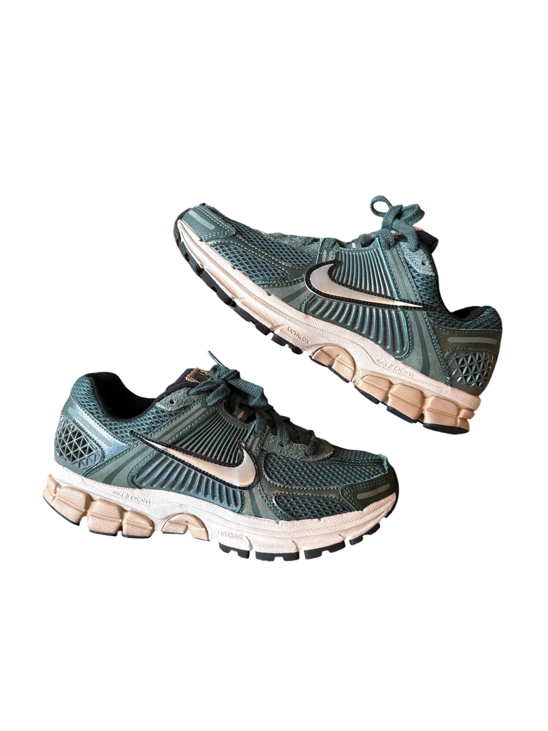 green black nike sneakers, W8