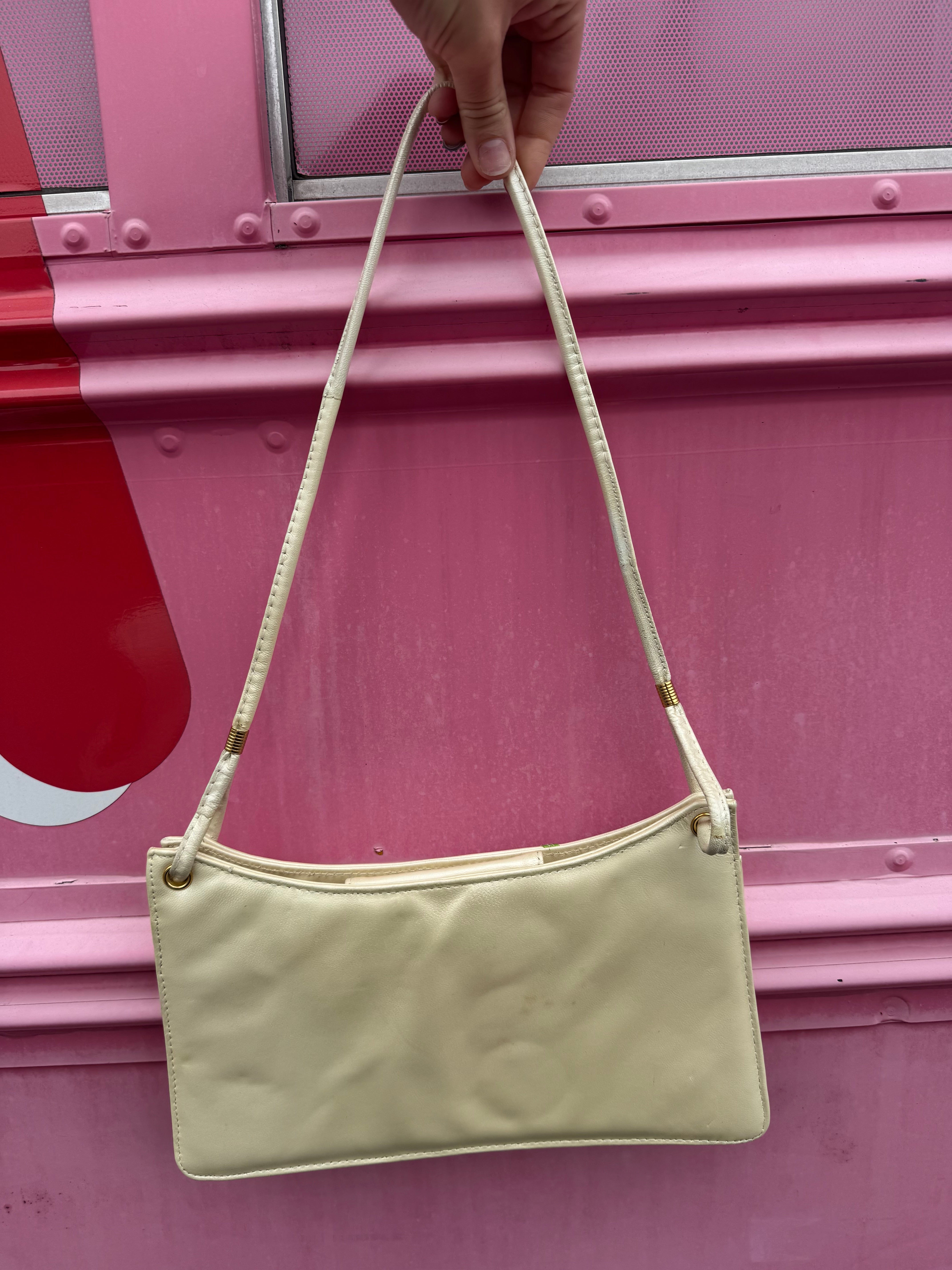 cream  vtg leather handbag with tulip design