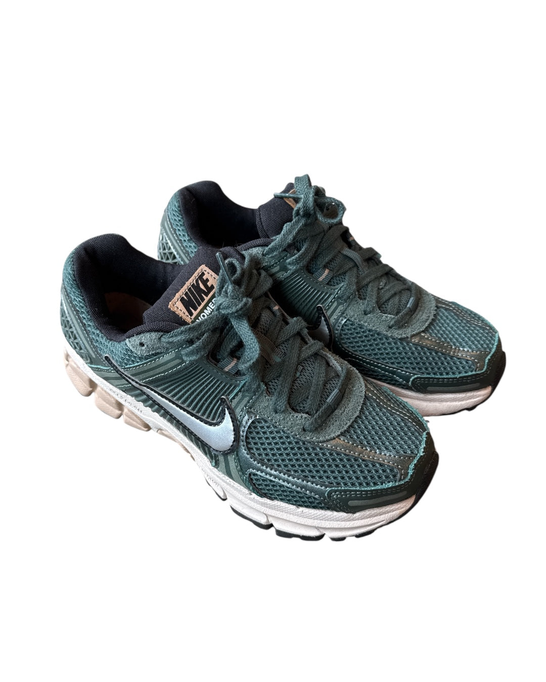 green black nike sneakers, W8