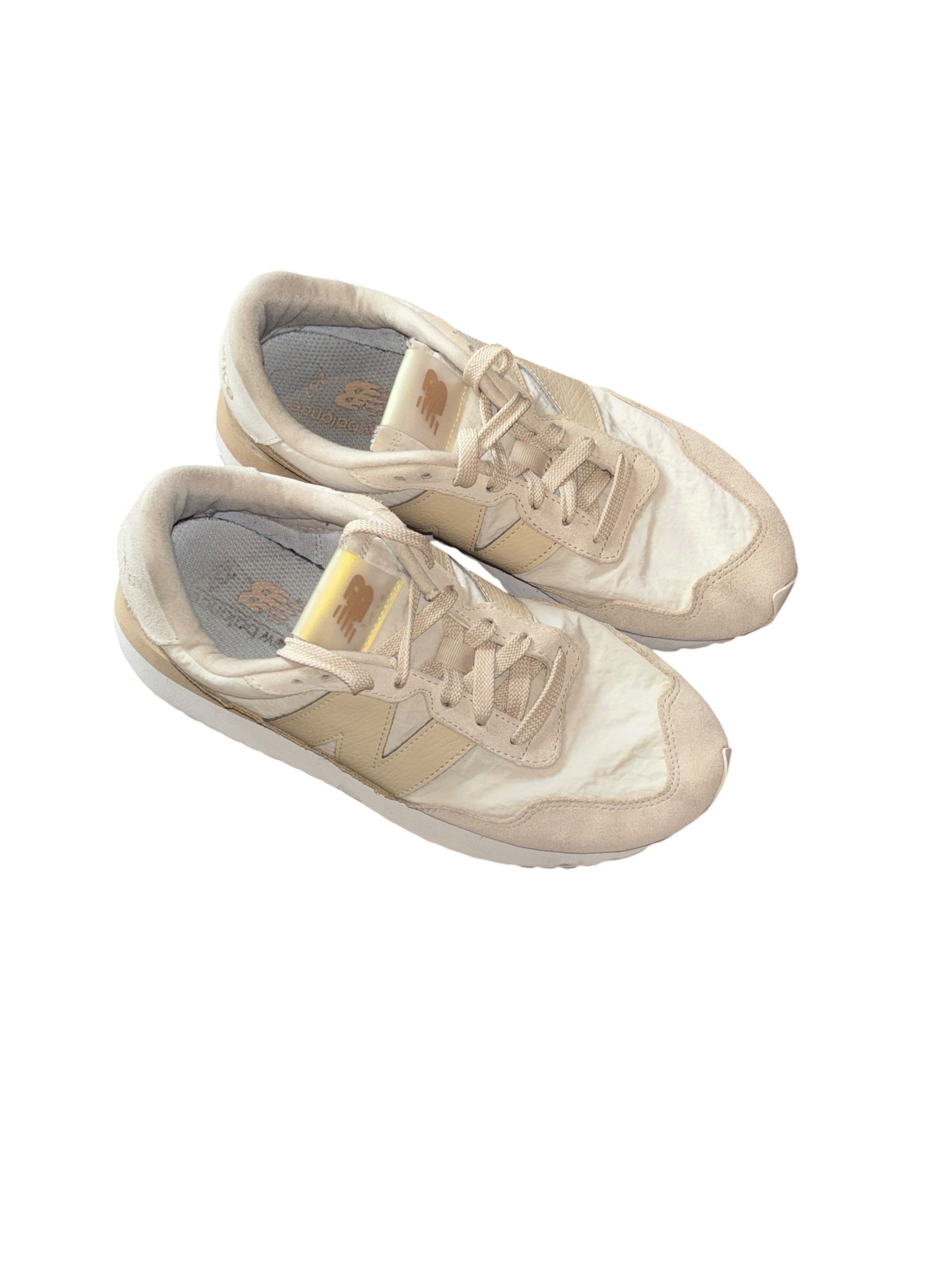 beige white new balance sneakers, 8