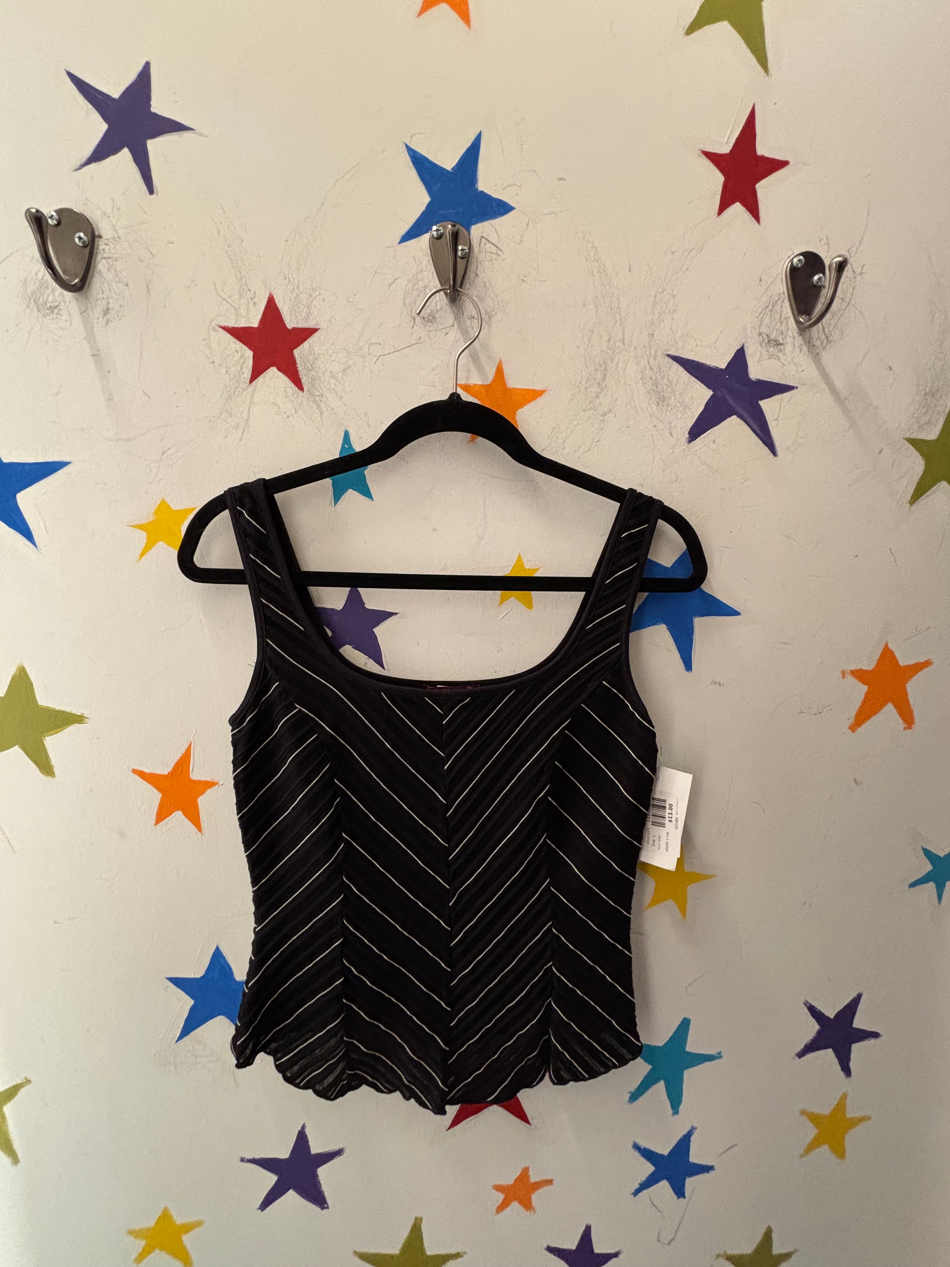 black white silvergate elastic v top, L