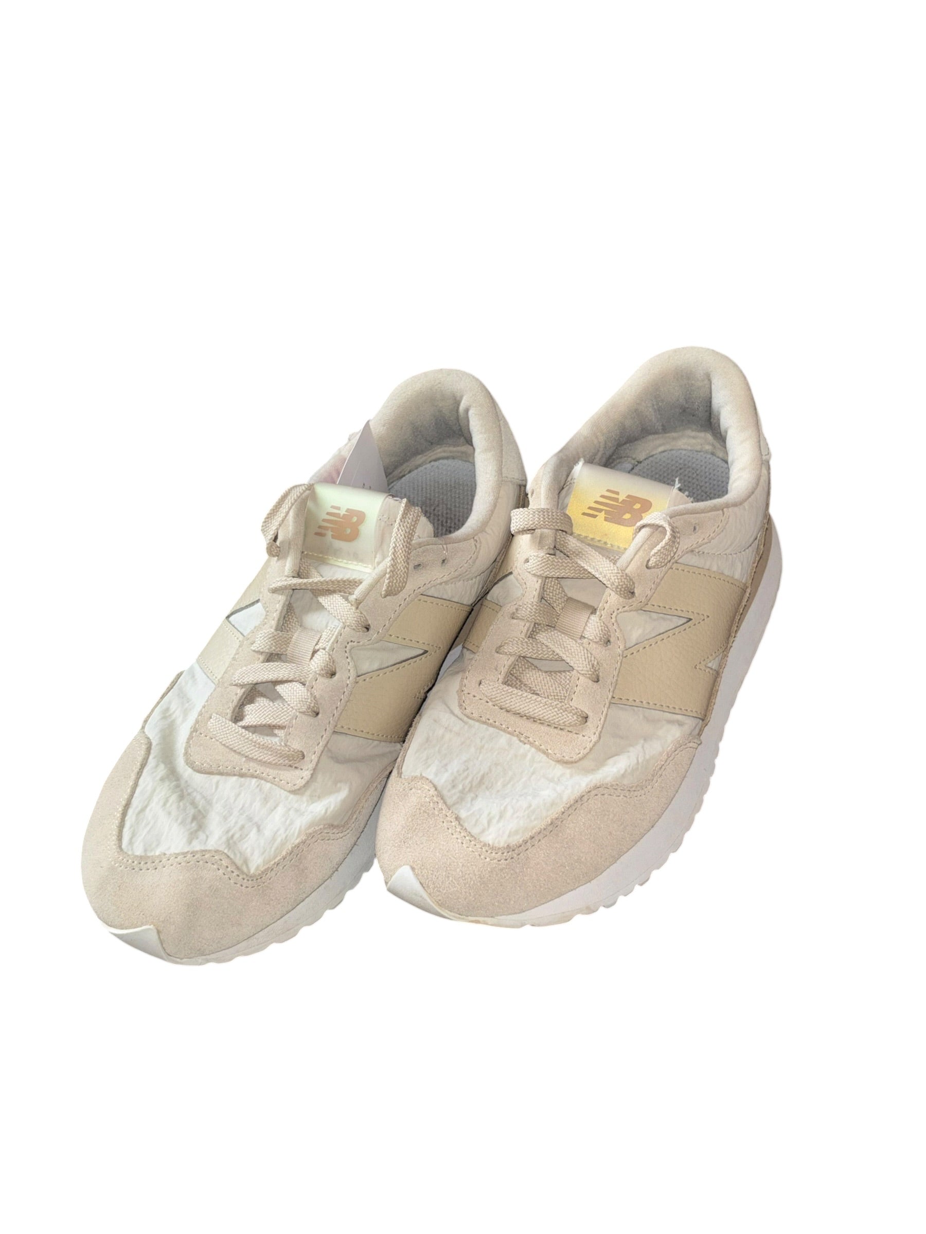 beige white new balance sneakers, 8