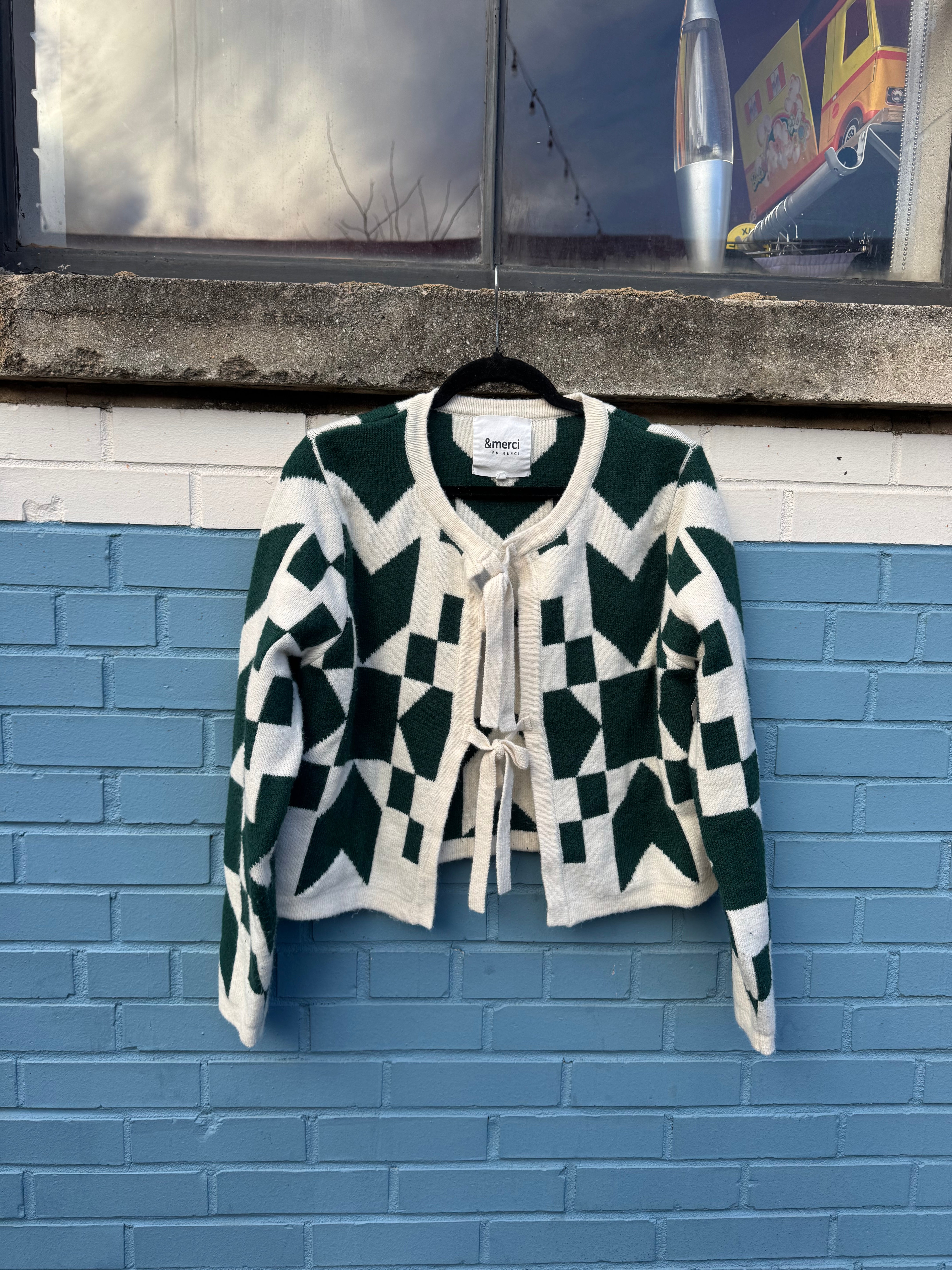 green white &merci square arrow tie crop sweater, l
