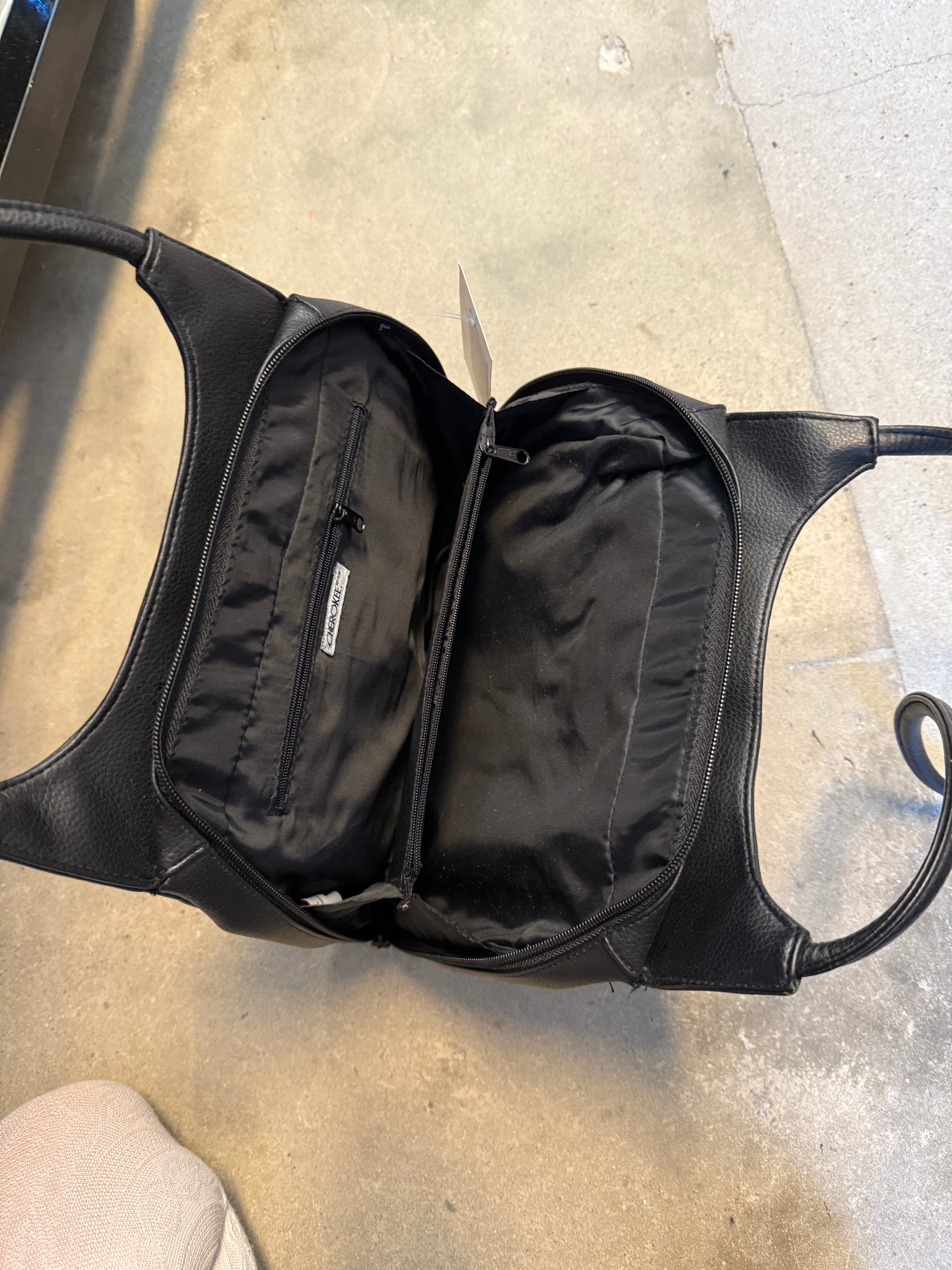 black cherokee pleather purse w pockets