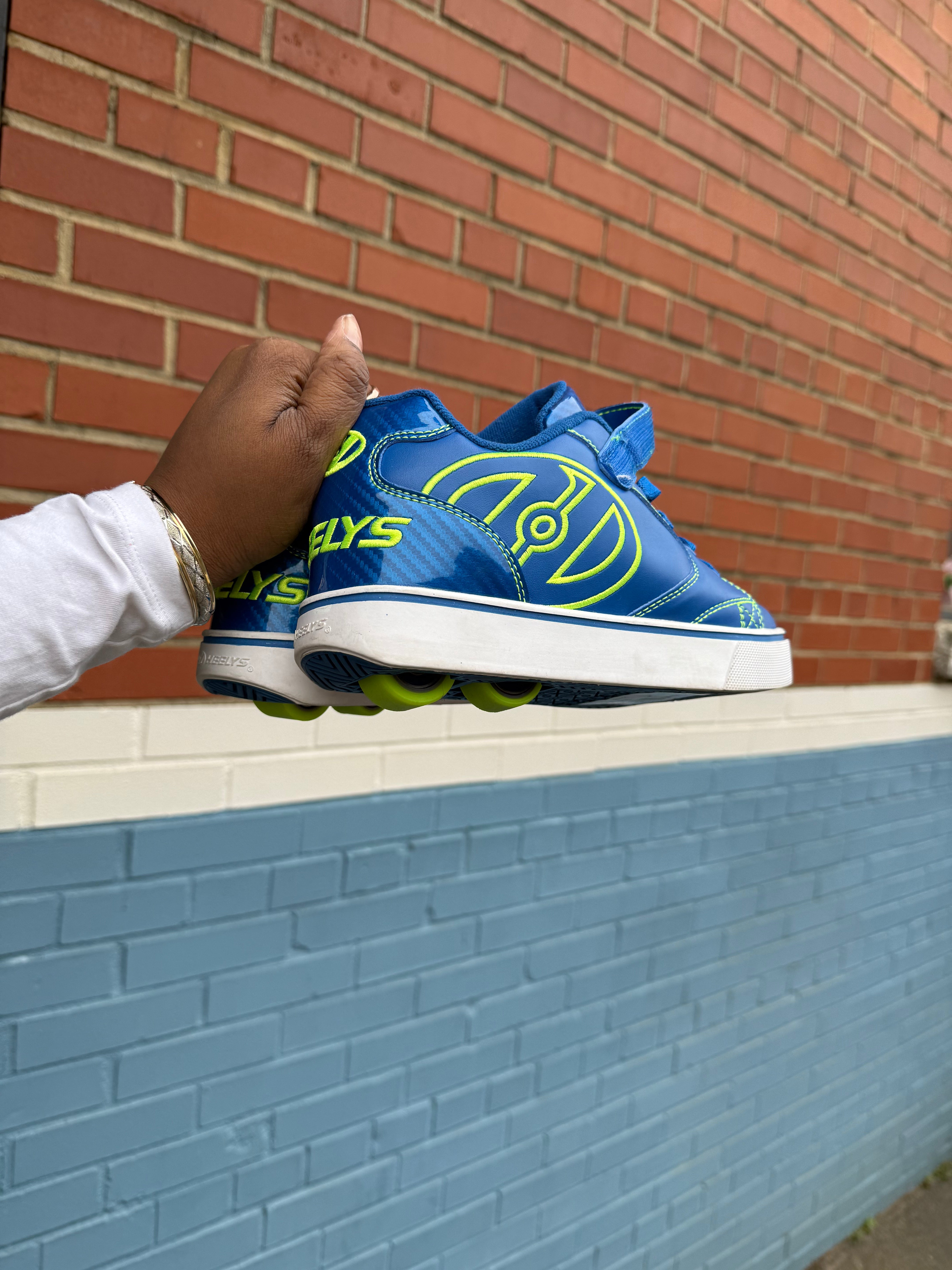 blue heelys sneakers w wheels, 6.5